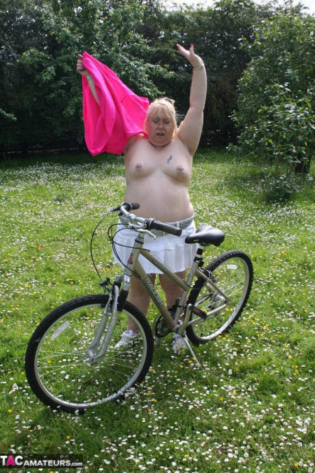 Meaty grandma Lexie Cummings goes for a bike ride in the undressed - #35615