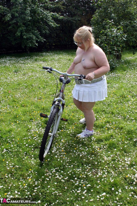 Meaty grandma Lexie Cummings goes for a bike ride in the undressed - #35616