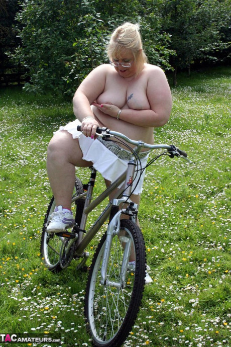 Meaty grandma Lexie Cummings goes for a bike ride in the undressed - #35617