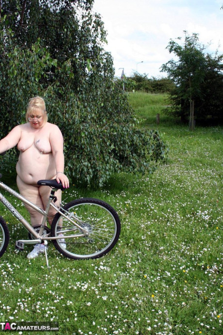Meaty grandma Lexie Cummings goes for a bike ride in the undressed - #35623