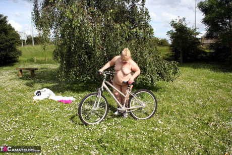 Meaty grandma Lexie Cummings goes for a bike ride in the undressed - #35624