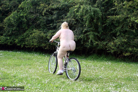 Meaty grandma Lexie Cummings goes for a bike ride in the undressed - #35626