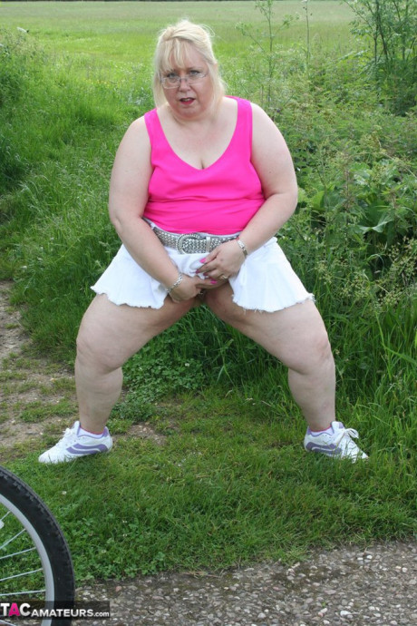 Meaty grandma Lexie Cummings goes for a bike ride in the undressed - #35627