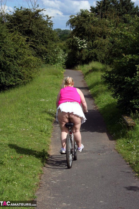 Meaty grandma Lexie Cummings goes for a bike ride in the undressed - #35628
