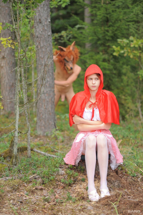 Sleazy petite young Beata Undine gives a bj and gets a solid fuck in a forest - #219612