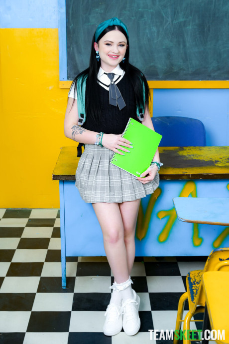 Sleazy schoolgirl Beca Barbie shares a enormous rod with her GFs in class - #167336
