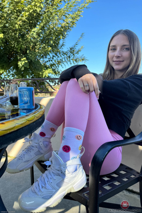 Amateur gf Macy Meadows reveals her charming feet, puffy pussy and massive ass - #300934