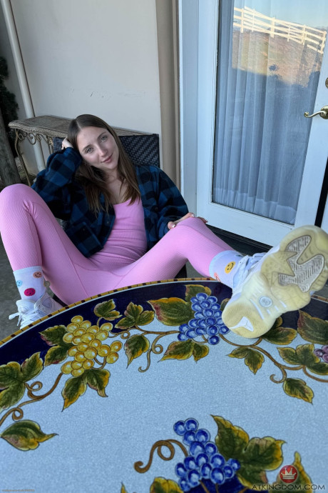 Amateur gf Macy Meadows reveals her charming feet, puffy pussy and massive ass - #300937