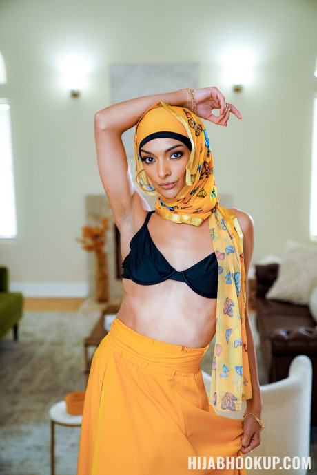Arabian women Laynee James and Julia James have a swingers party with a white hubby bf guy - #275713