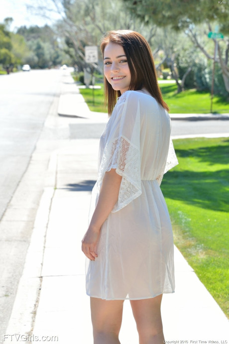 Fine brunette Kylie doffs her white outfit and reveals her fantastic body - #283135