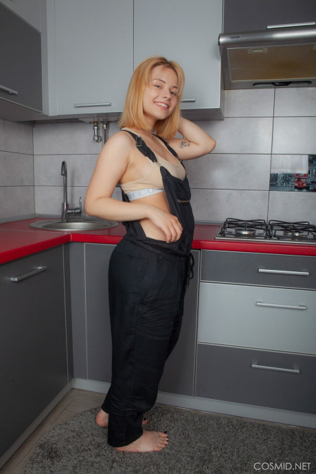 Blondie amateur Bianca Yaz gets totally undressed while in the cuisine - #301014