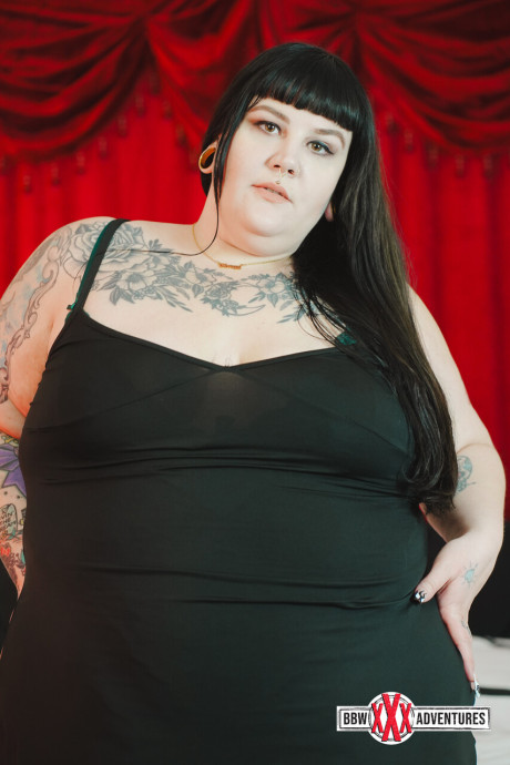 Tattooed fatty Amber Usagi strips totally undressed and toys her shaved twat - #288311