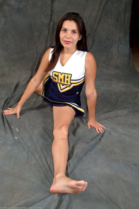Amateur cheerleader exposes her trimmed twat and labia lips as well - #324501