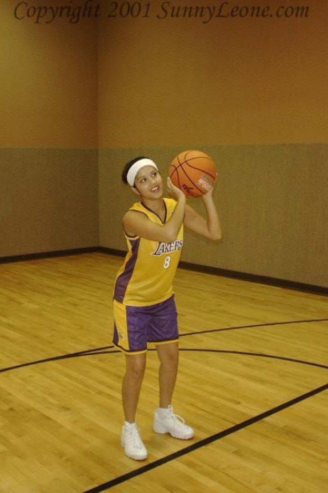 Pretty Laker doll Sunny Leone shows off her lovely cooch during practice - #291135