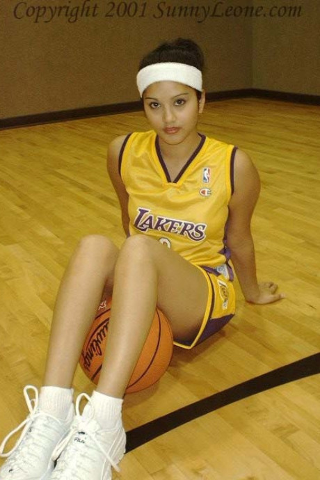 Pretty Laker doll Sunny Leone shows off her lovely cooch during practice - #291136