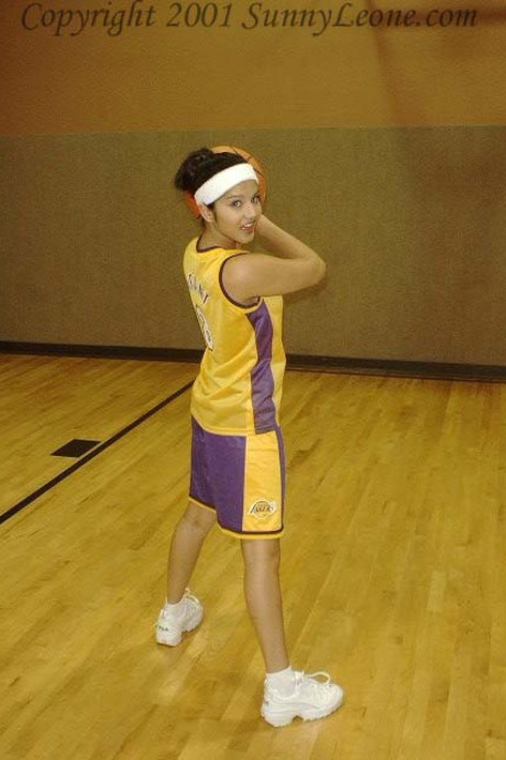 Pretty Laker doll Sunny Leone shows off her lovely cooch during practice #15842