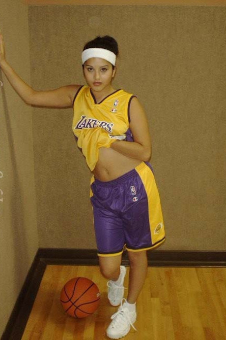 Pretty Laker doll Sunny Leone shows off her lovely cooch during practice - #291143
