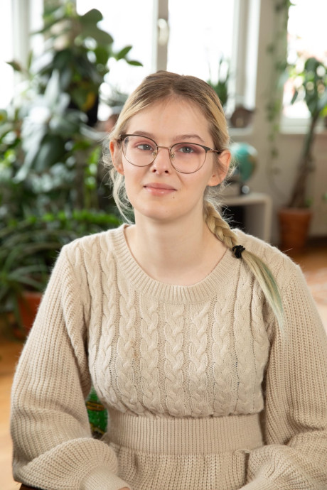 German amateur Ally dons nipple clamps before toying her undressed snatch - #311561