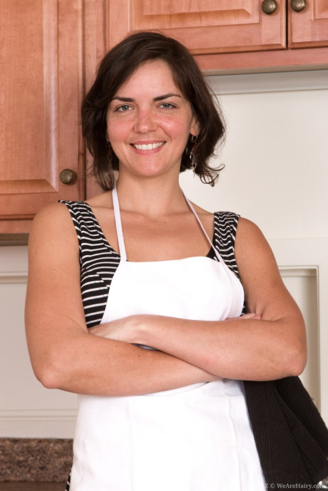 Housewife Katie Z proudly displays her all natural cunt and underarms - #270825
