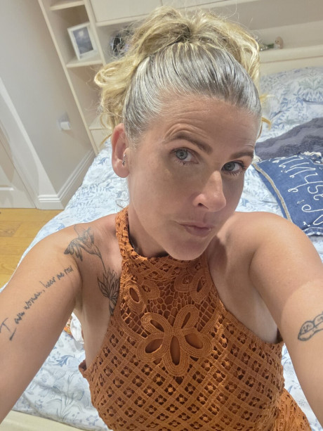 Solo bitch GF broad shows off her tattoos while taking selfies in a halter dress #16031