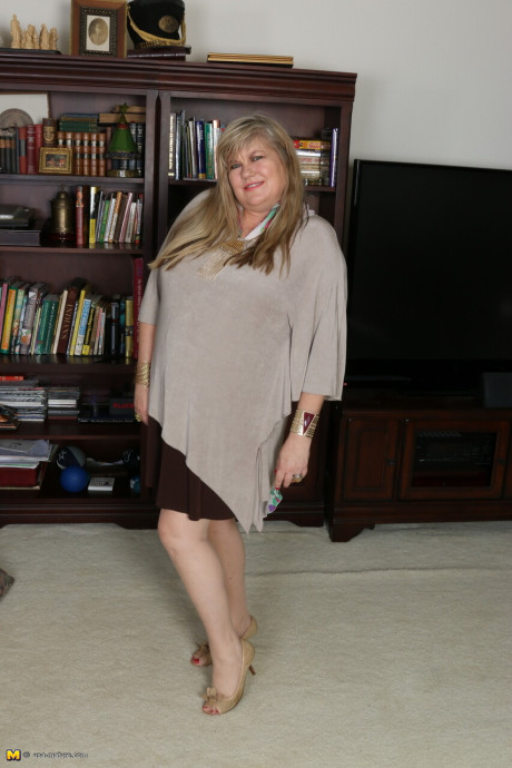 Cougar fatty exposes her giant boobies before removing hose to go naked in panties - #296755