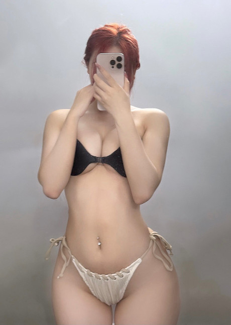 Redheaded OnlyFans teenie Emika Free showing off her curves in a hot solo - #277150