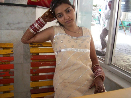 Indian girl GF chick models for naked nude shoot during her honeymoon