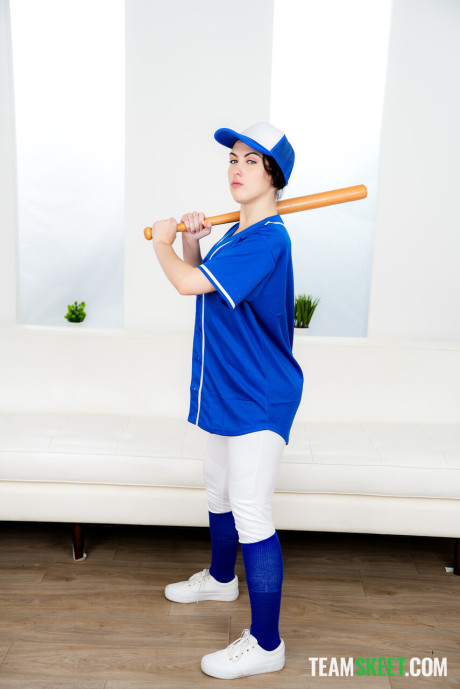 Baseball player Daydream Daisy makes her coach eat her snatch after having sex - #302180