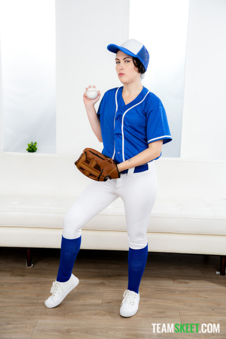Baseball player Daydream Daisy makes her coach eat her snatch after having sex - #302183