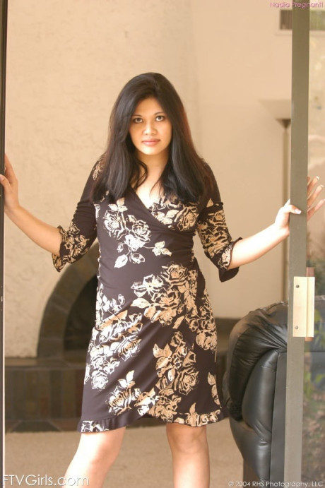 Adorable pregnant amateur Nadia reveals her brown nips and stretches her muff - #311168