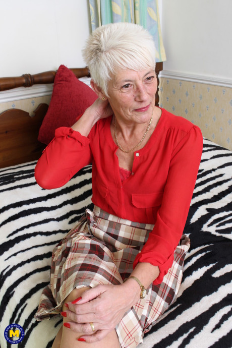 Wrinkled old lady Lyndy spreads her mature chunky pussy meaty in stockings - #294209