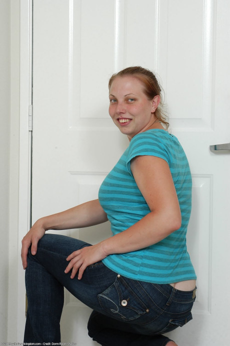 Amateur model with a receding chin exposes her vagina and gigantic tits in heels - #308987