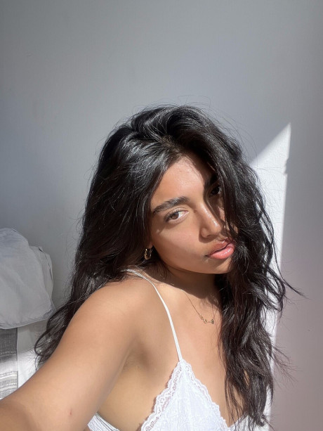Indian babe Siya Khan shows off her large behind while posing in lingerie - #282289