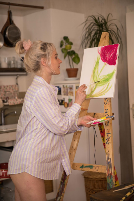 Hot blondie artist Hally adorns her nude body in body paint in her home studio - #288145