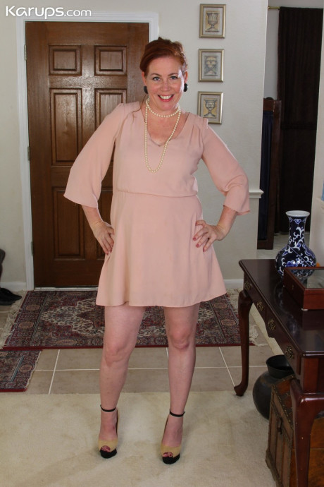Mature fatty Charli Hope strips fully undressed and toys her shaved twat - #303562