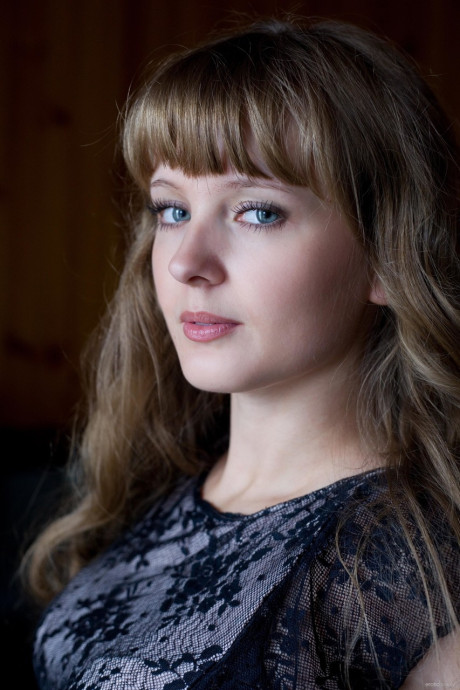 Blue-eyed hottie Wendy B spreading her unshaved silky twat in a solo - #219836