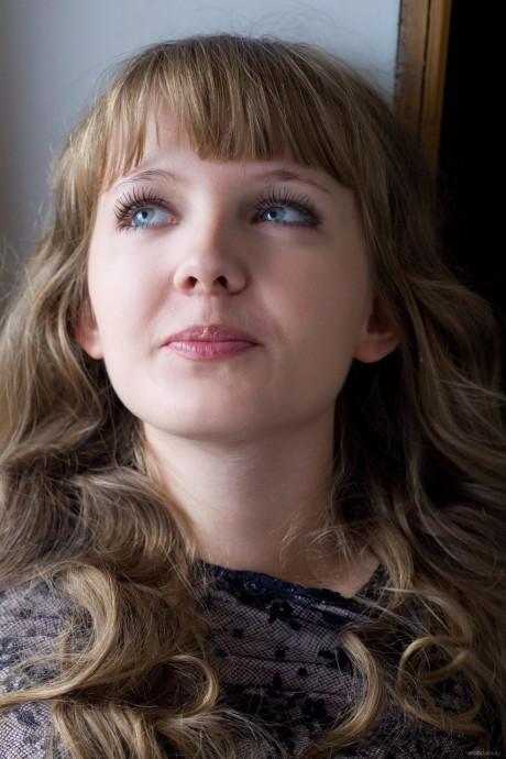 Blue-eyed hottie Wendy B spreading her unshaved silky twat in a solo #11982