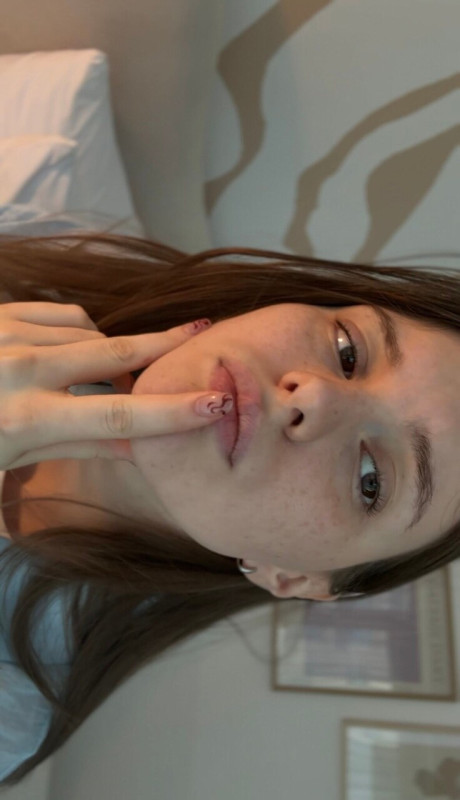 Amateur lady girlfriend chick with long hair and freckles poses for a selfie while at home #15421