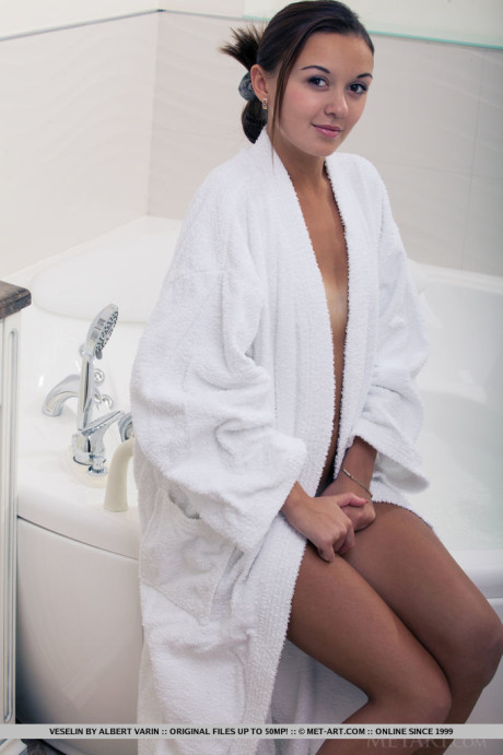 Wet European babe exposing small teenie melons and shaved twat in bathtub - #63112