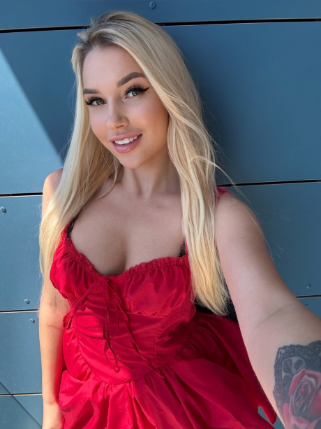 Charming OnlyFans babe Sexxi Arinka strips & flaunts her tasty snatch & large behind - #271265