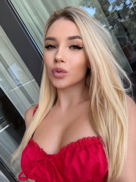 Charming OnlyFans babe Sexxi Arinka strips & flaunts her tasty snatch & large behind - #271266