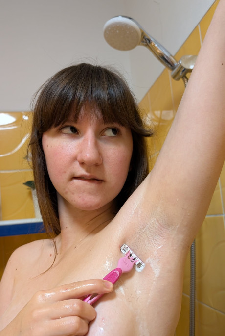 Amateur OnlyFans babe Katie Noir shaves her armpits and cunt in the bathtub - #301031