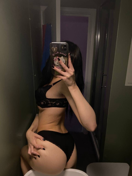 Naughty amateur bimbo Bunnyy Spit flaunts her large ass and crazy curves - #303539