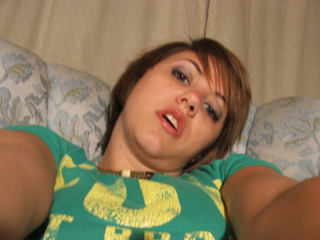 Amateur babe Dee unveils her massive natural boobs and poses in a solo - #298736
