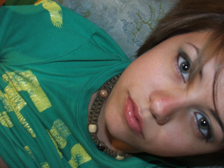 Amateur babe Dee unveils her massive natural boobs and poses in a solo #16256