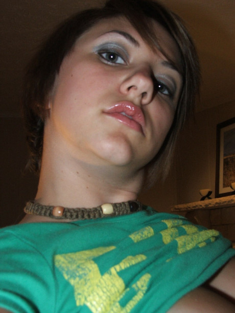 Amateur babe Dee unveils her massive natural boobs and poses in a solo - #298746
