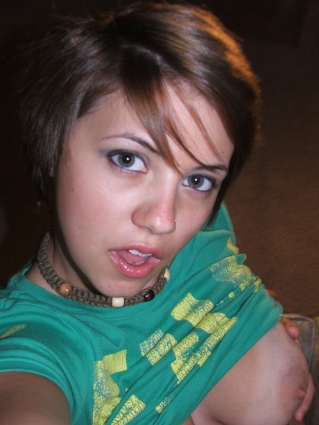 Amateur babe Dee unveils her massive natural boobs and poses in a solo - #298749